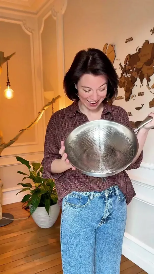 Unboxing and showing the pan