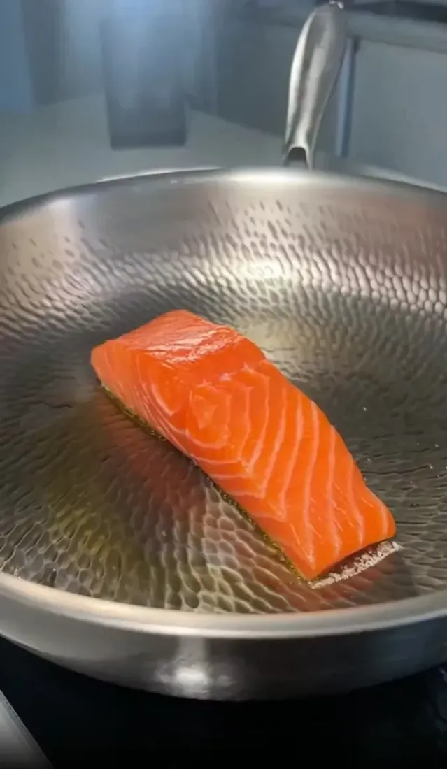 Salmon with crispy skin in the Joyhnny pan
