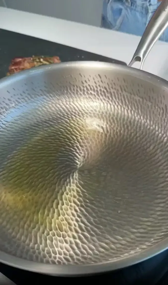 Titanium pan preheating with oil