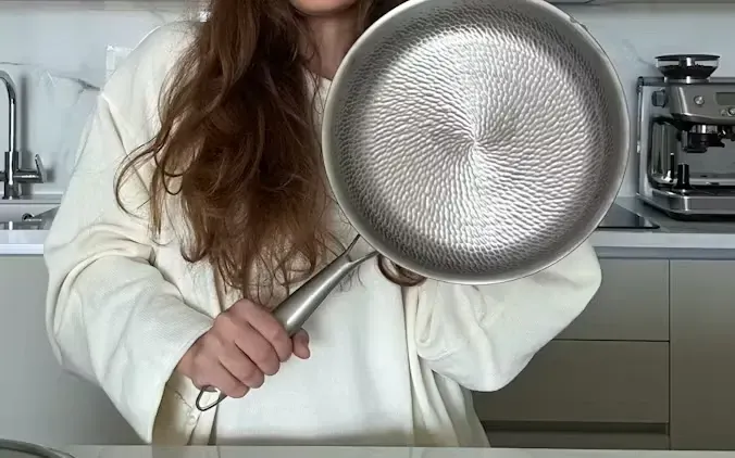 Customer holding the Joyhnny pan at home